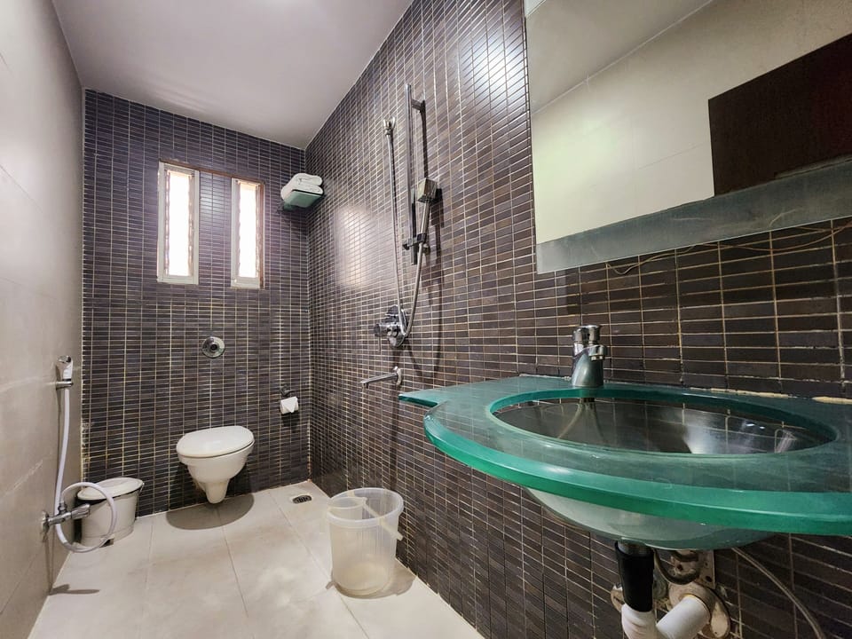 Shower, free toiletries, towels