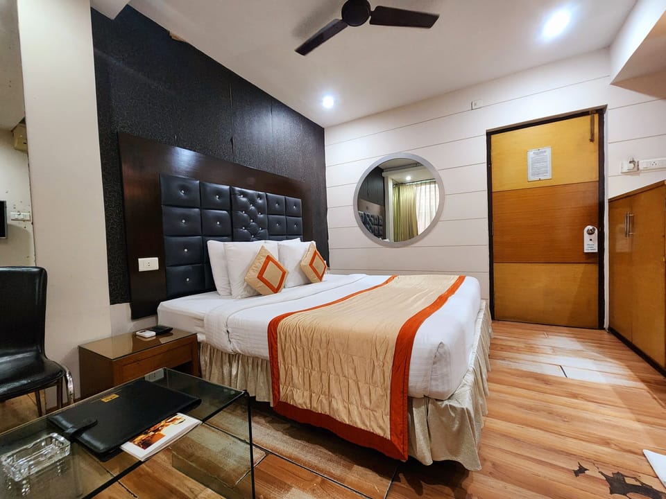 Standard Room, 1 King Bed, Refrigerator | In-room safe, desk, laptop workspace, iron/ironing board