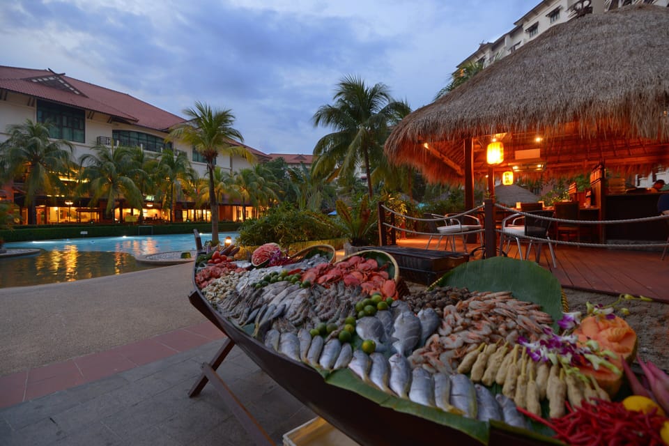 4 restaurants; breakfast, lunch, dinner, and brunch served
