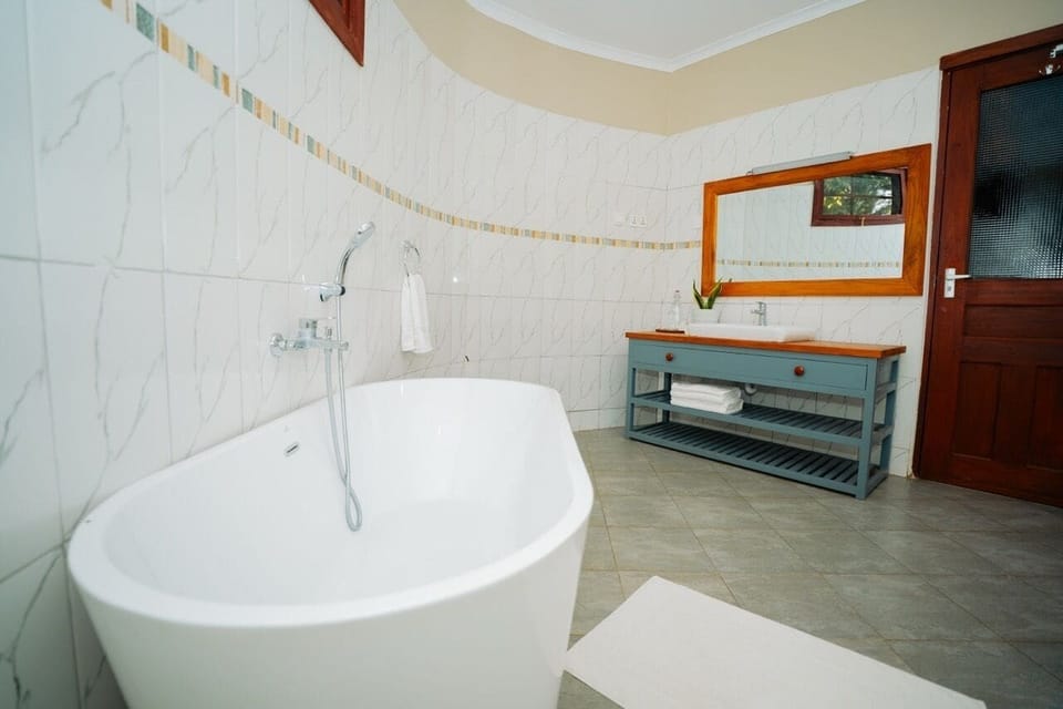 Traditional Chalet | Bathroom | Shower, free toiletries, hair dryer, slippers