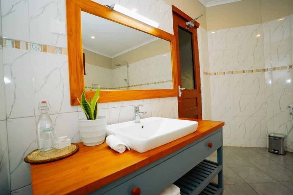 Deluxe Room | Bathroom | Shower, free toiletries, hair dryer, slippers