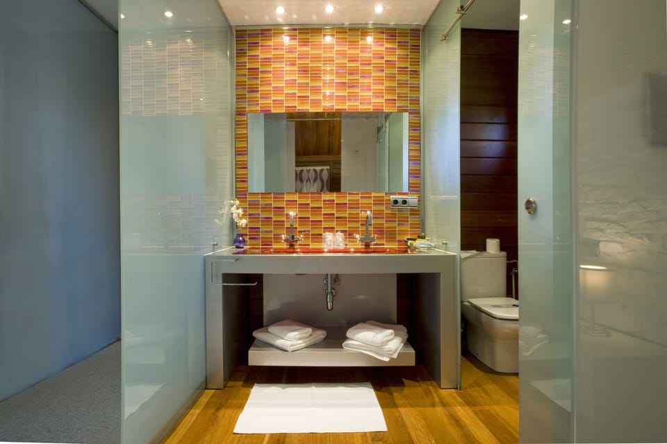 Shower, rainfall showerhead, free toiletries, hair dryer