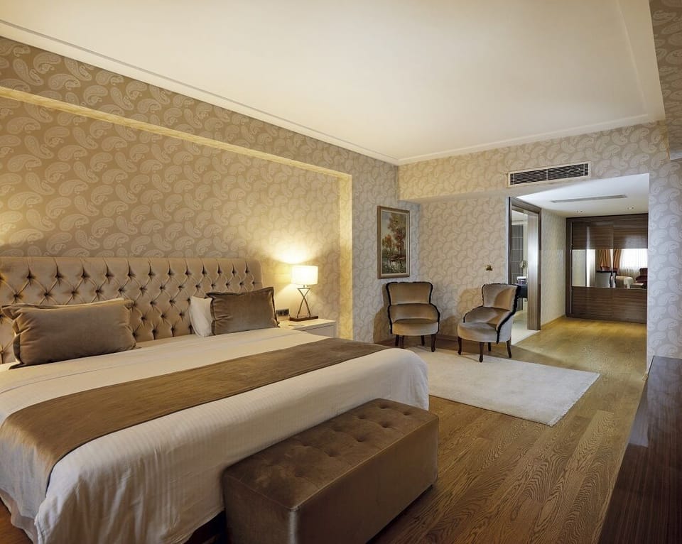 Presidential Suite | In-room safe, desk, free WiFi, bed sheets