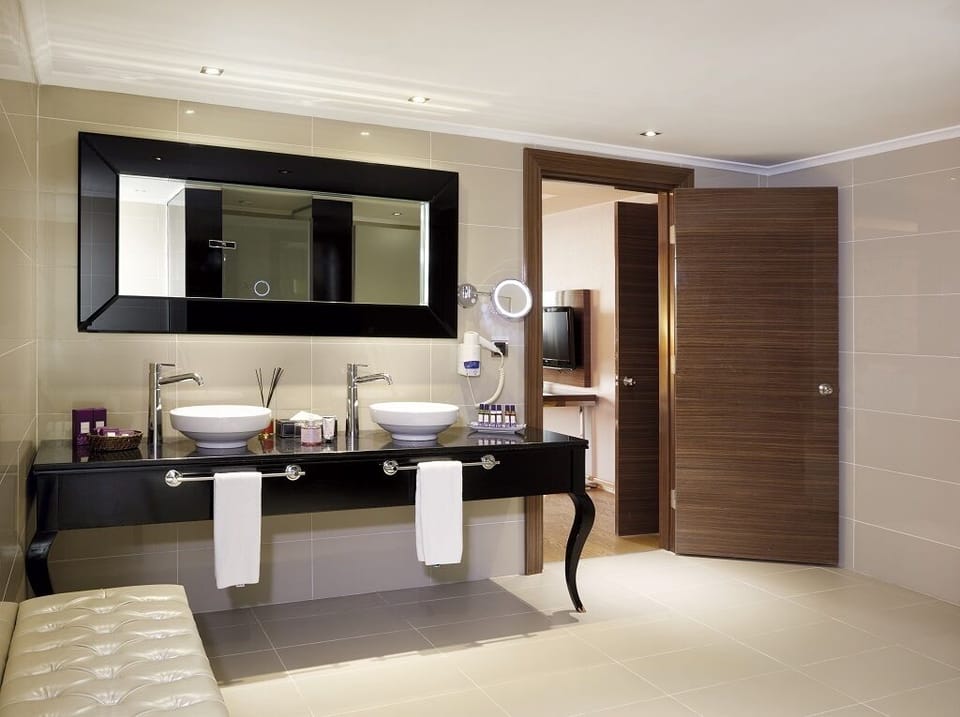 Presidential Suite | Bathroom | Shower, towels