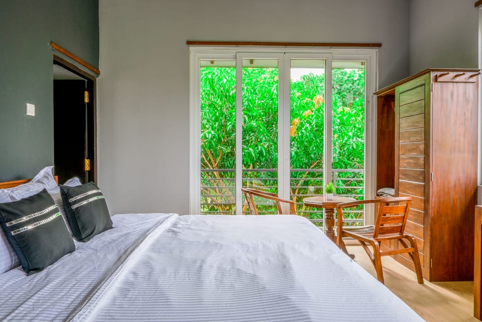Deluxe Room, 1 King Bed, Garden View | Memory foam beds, iron/ironing board (on request), WiFi (free)