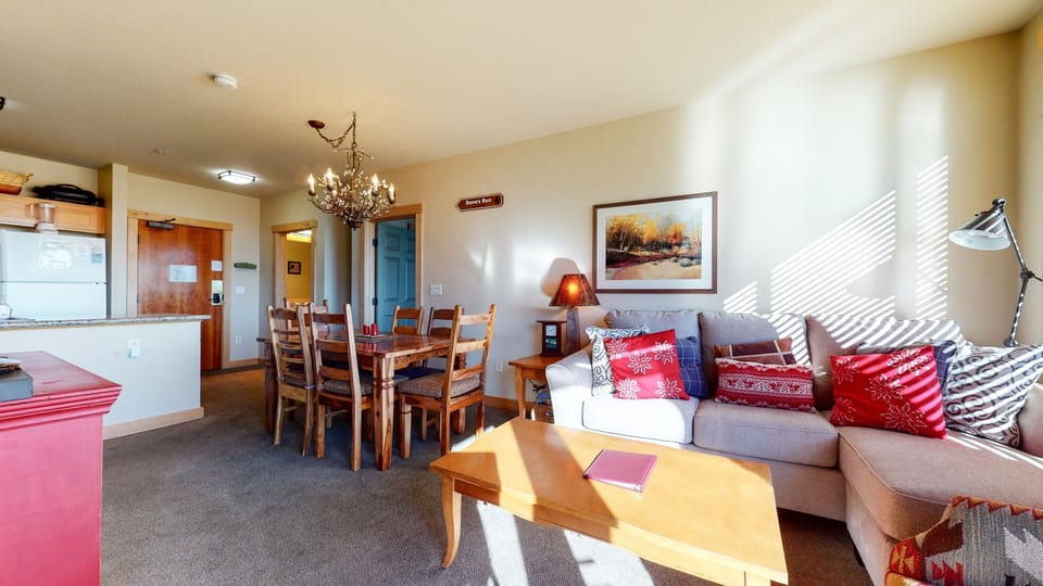Condo, 2 Bedrooms | Living room | 30-inch Smart TV with cable channels, TV