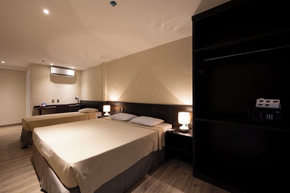 Apartamento | Minibar, in-room safe, individually decorated, desk