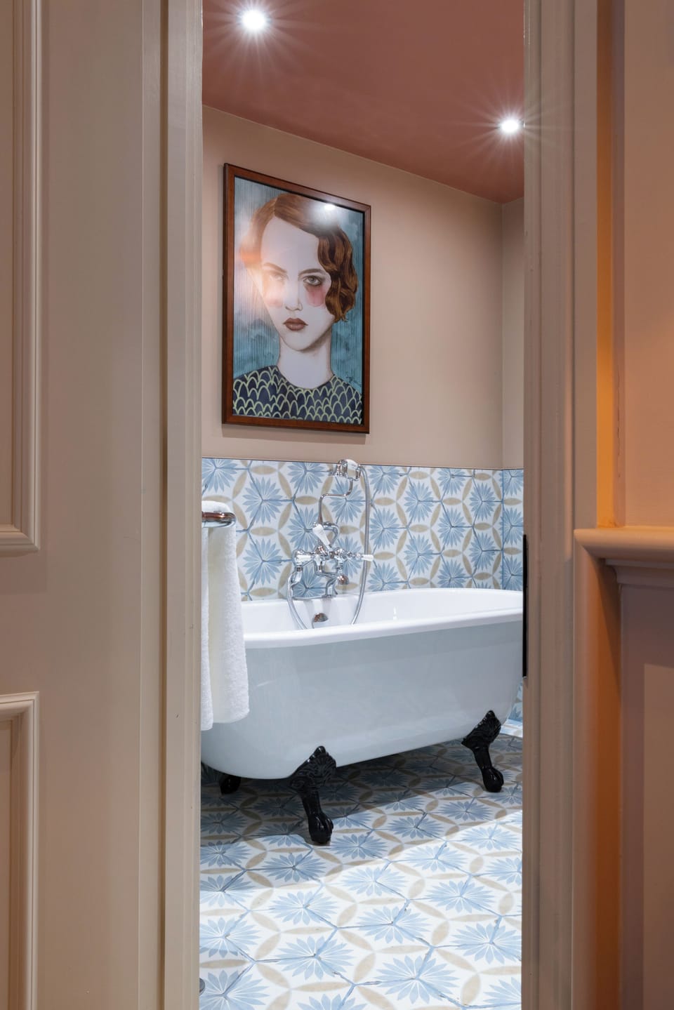 Luxe | Bathroom | Shower, hair dryer, towels, toilet paper