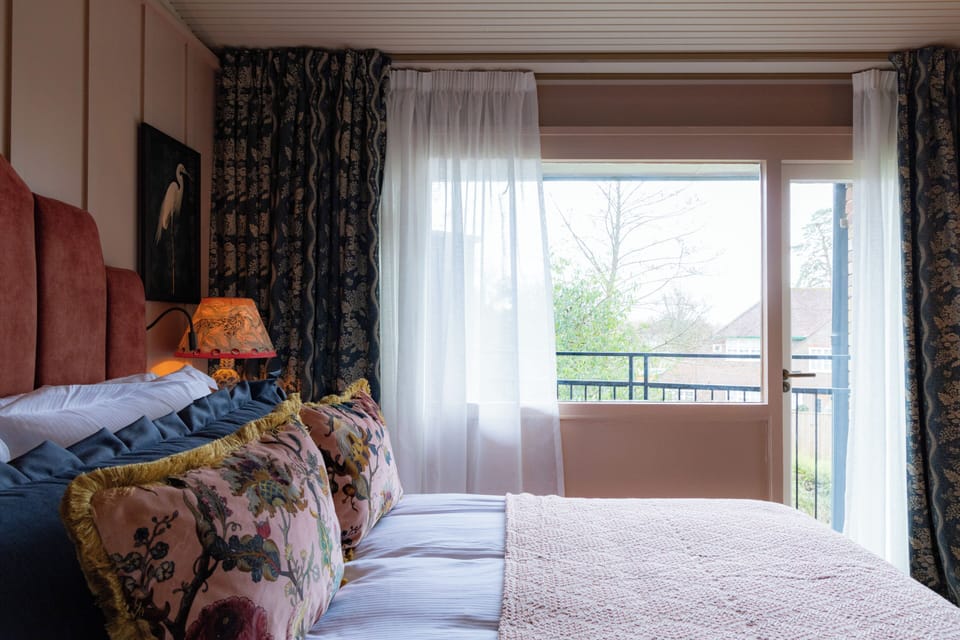 Fancy | Premium bedding, in-room safe, desk, soundproofing