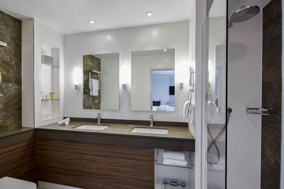 Grand Double Room  | Bathroom | Combined shower/tub, designer toiletries, hair dryer, towels