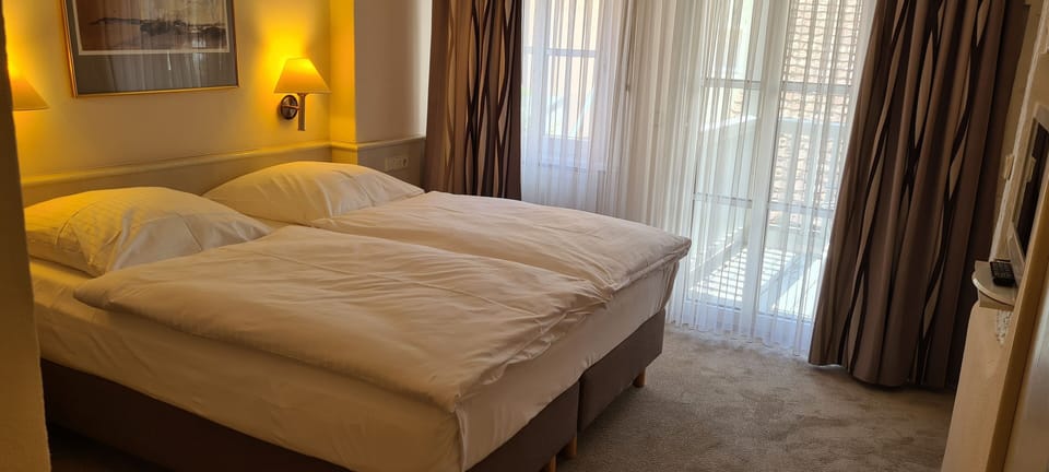 Comfort Double Room | Hypo-allergenic bedding, in-room safe, desk, laptop workspace