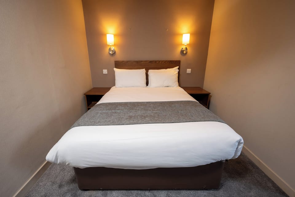 Double Room | Desk, bed sheets