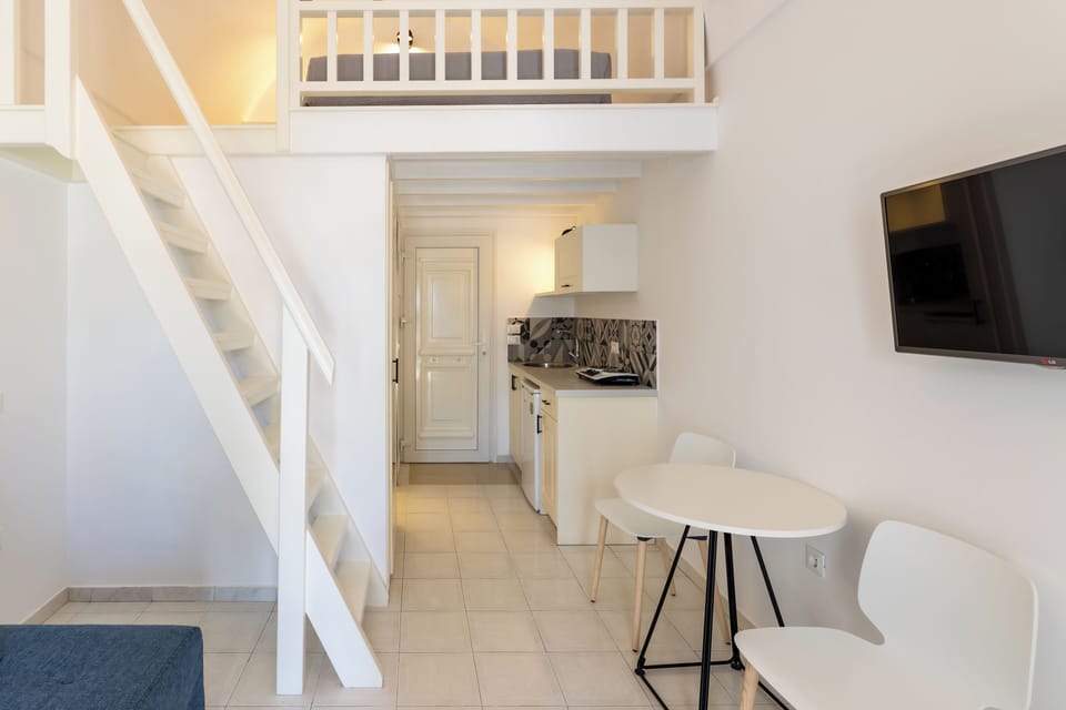 Duplex, 1 Bedroom | Private kitchen | Fridge, coffee/tea maker, electric kettle