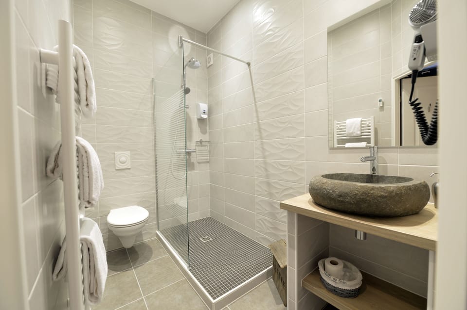 Double Room | Bathroom | Shower, free toiletries, hair dryer, towels
