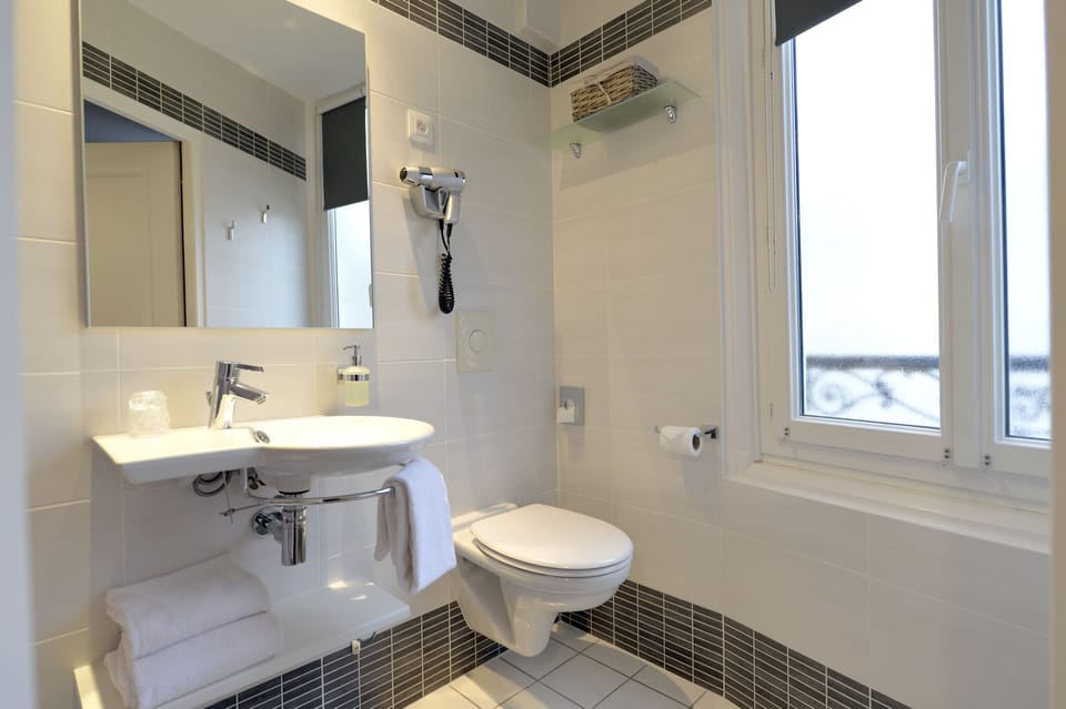 Double Room | Bathroom | Shower, free toiletries, hair dryer, towels