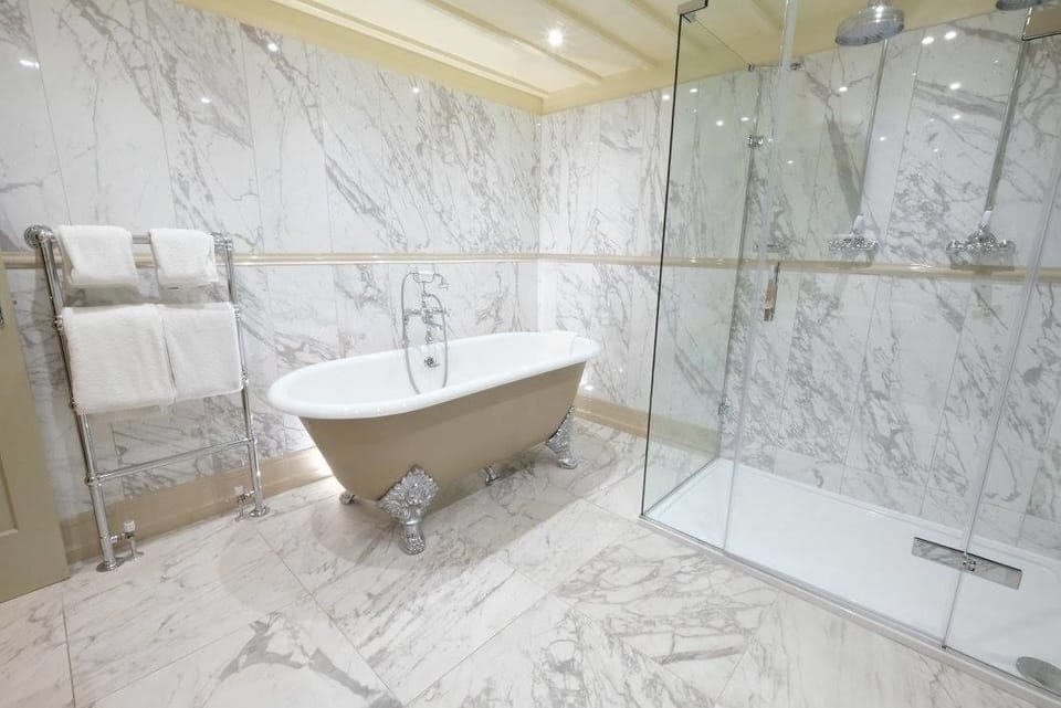 Junior Suite | Bathroom | Combined shower/tub, hair dryer, bathrobes, bidet