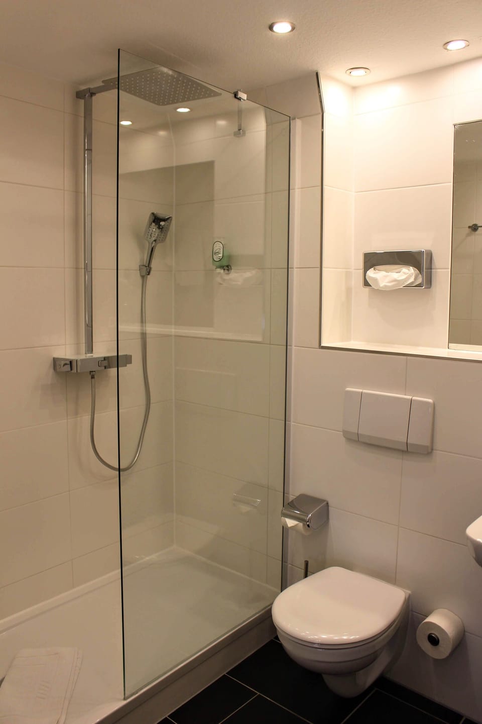 Comfort Double or Twin Room, 1 Bedroom, Non Smoking | Bathroom | Free toiletries, hair dryer, towels