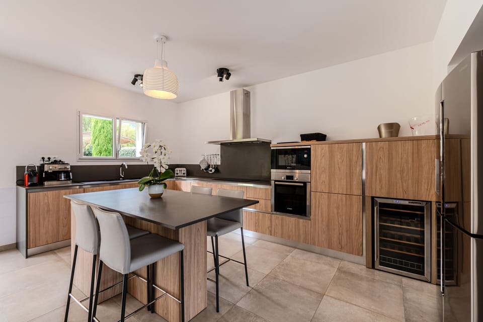 Villa Deluxe 3 chambres - Piscine privée | Private kitchen | Full-size fridge, microwave, oven, stovetop