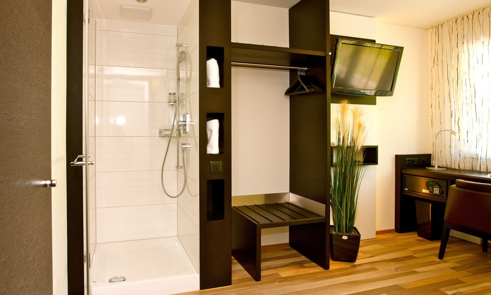 Single Room | Bathroom | Free toiletries, hair dryer, towels