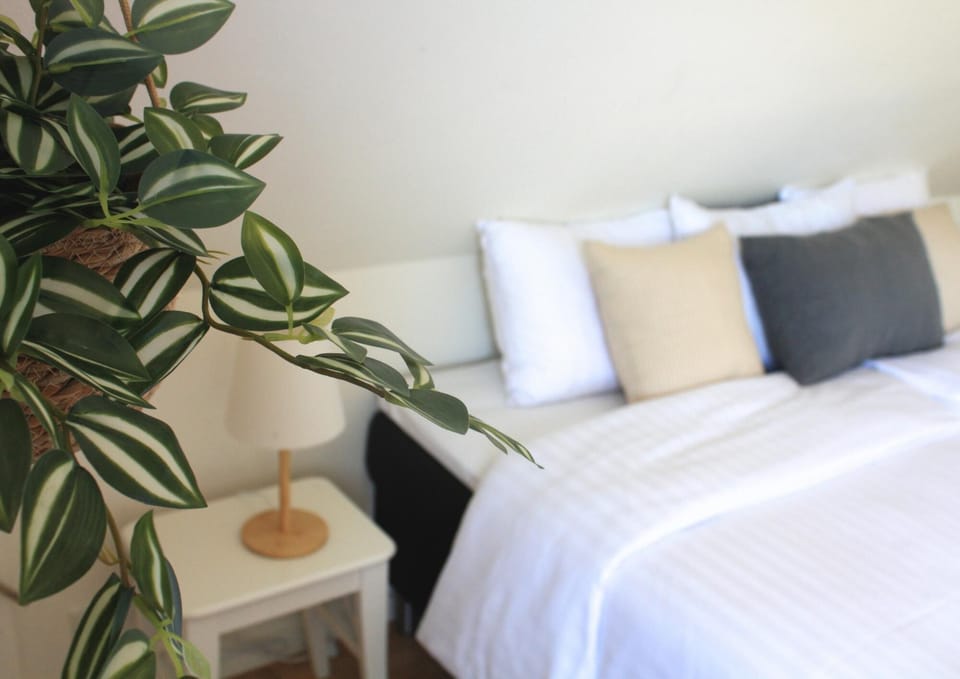 Family room with shared bathroom | Hypo-allergenic bedding, free cribs/infant beds, free WiFi, bed sheets