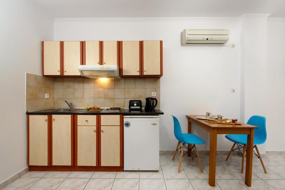 Fridge, electric kettle, toaster, highchair