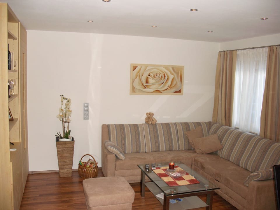 Comfort Apartment, 2 Bedrooms, Kitchen, Mountain View | Living area | TV