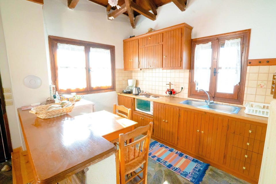 Classic House, Fireplace, Sea View | In-room dining