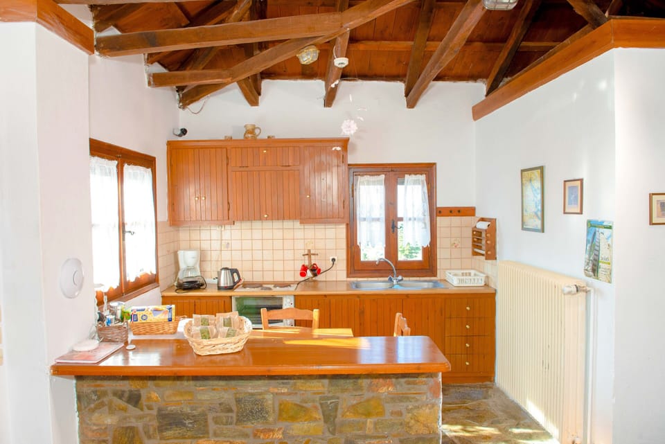 Classic House, Fireplace, Sea View | Private kitchen | Fridge, coffee/tea maker, electric kettle, cookware/dishes/utensils
