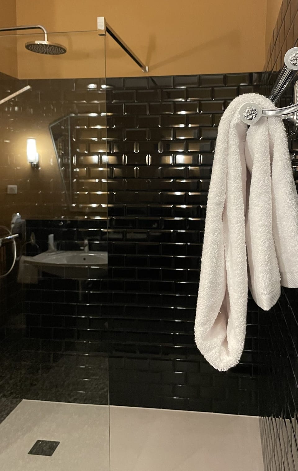 Standard Double Room | Bathroom | Combined shower/tub, rainfall showerhead, free toiletries, hair dryer