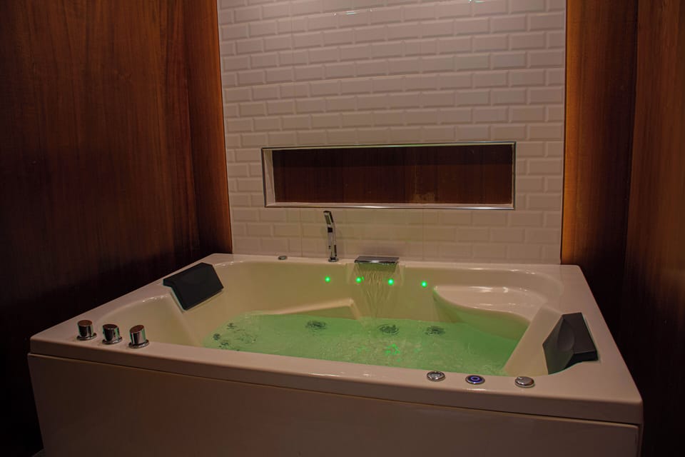 Elite Double Room | Bathroom | Free toiletries, hair dryer, towels, soap