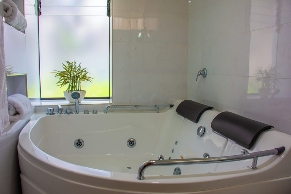 Royal Double Room, 1 King Bed, Non Smoking, Jetted Tub | Bathroom | Free toiletries, hair dryer, towels, soap