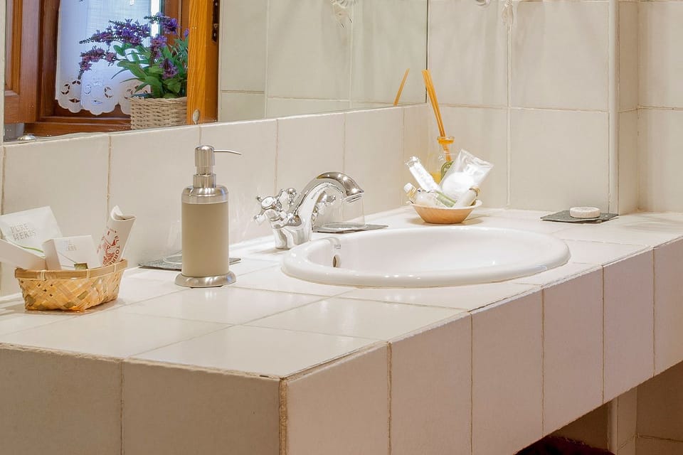 Double Room | Bathroom | Free toiletries, hair dryer, towels
