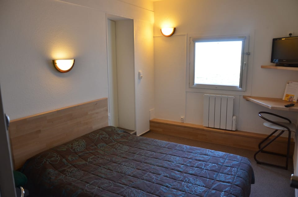 Soundproofing, free WiFi, bed sheets