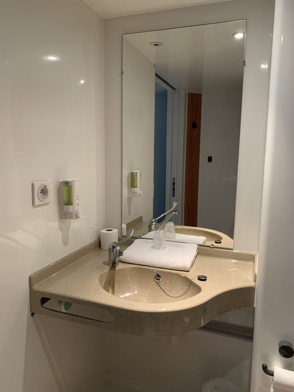 Family Room (27m²) | Bathroom | Shower, towels