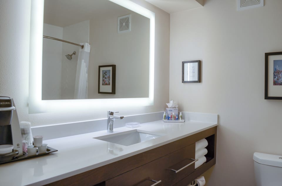 Deep soaking tub, free toiletries, hair dryer, towels