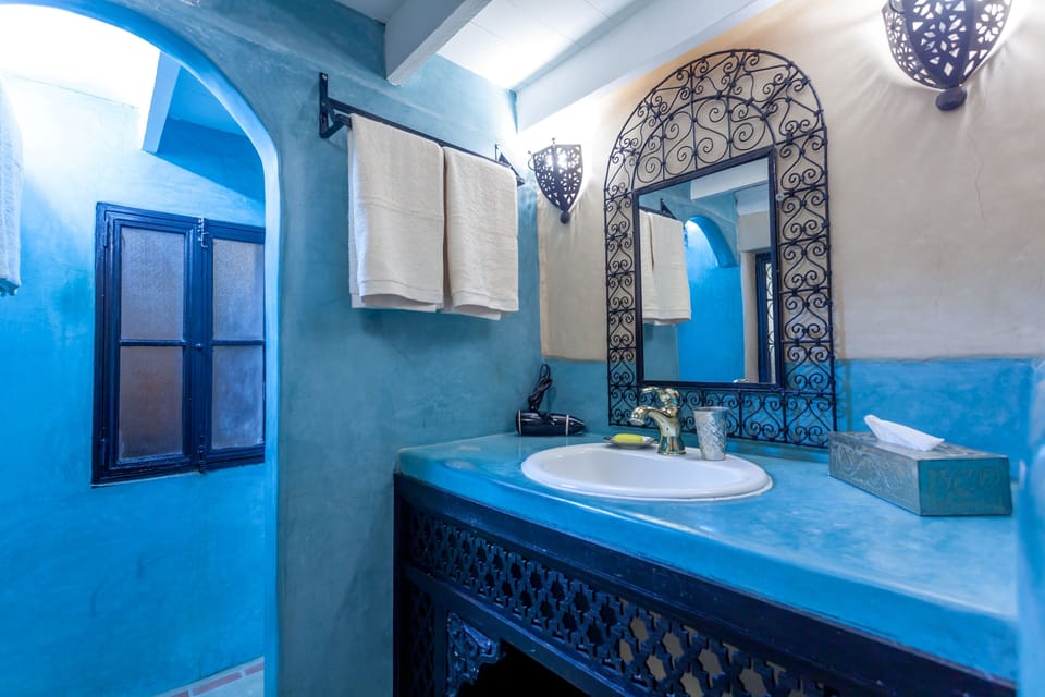 Family Quadruple Room | Bathroom | Shower, rainfall showerhead, free toiletries, hair dryer