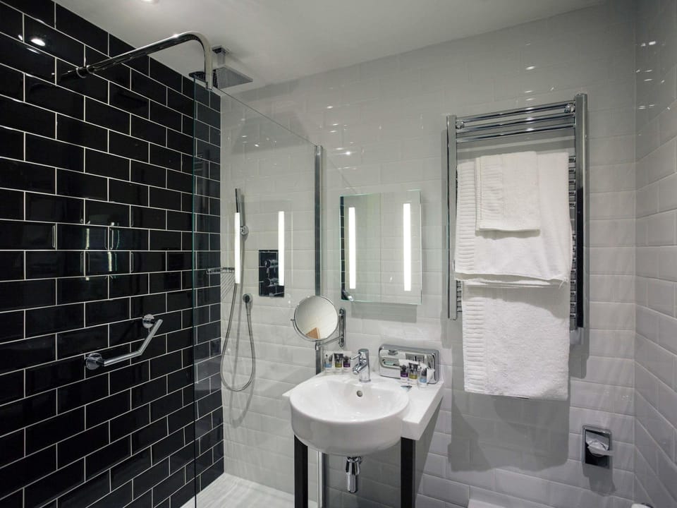 Standard Room, 1 King Bed | Hypo-allergenic bedding, pillowtop beds, desk, laptop workspace