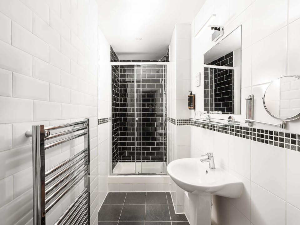 Classic Room, 1 Double Bed | Hypo-allergenic bedding, pillowtop beds, desk, laptop workspace