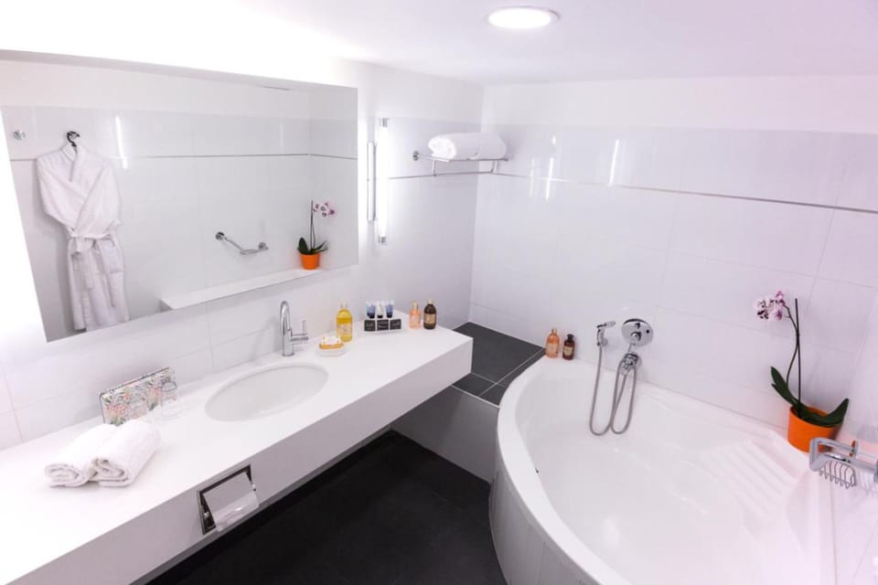Bathtub, deep soaking tub, free toiletries, hair dryer