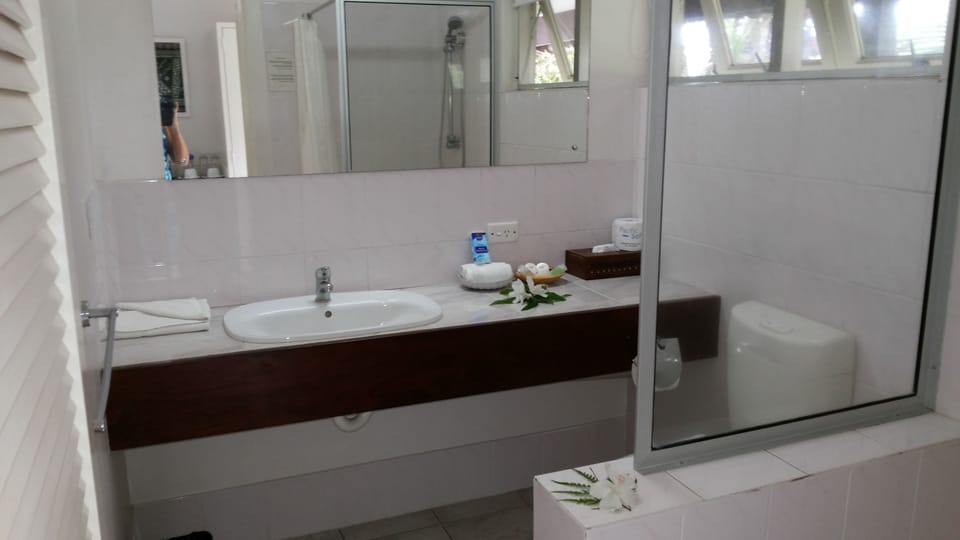 Standard Room, 1 Queen Bed, Lagoon View | Bathroom | Shower, free toiletries, hair dryer, towels
