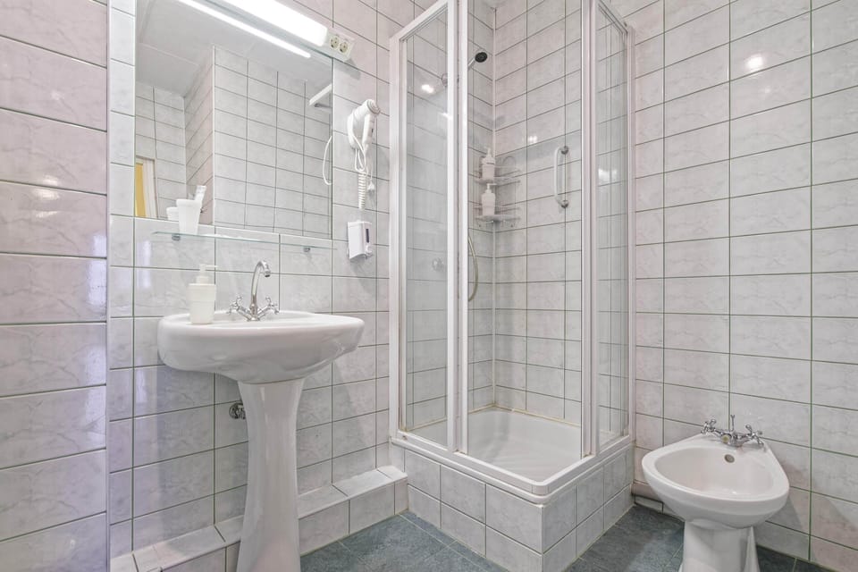 Junior Suite | Bathroom | Shower, free toiletries, hair dryer, slippers