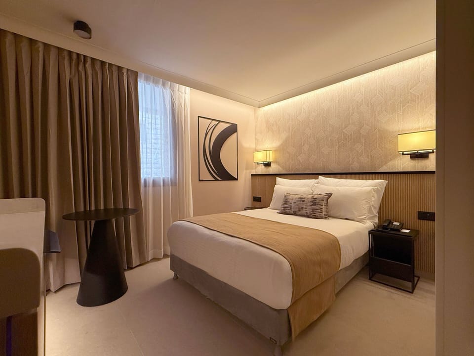 Deluxe Room | Minibar, in-room safe, free cribs/infant beds, free WiFi