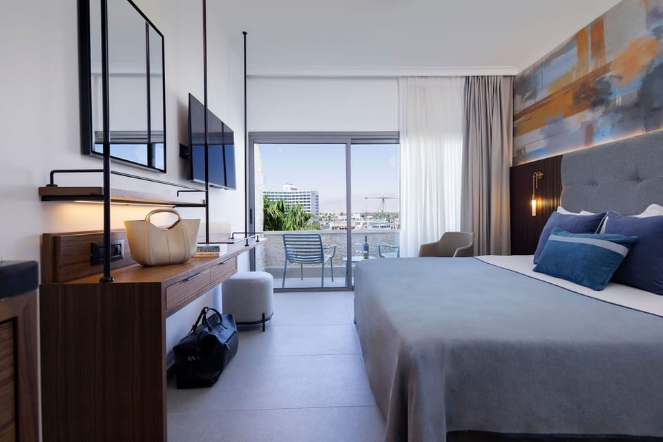Premier Room | Minibar, in-room safe, iron/ironing board, free WiFi