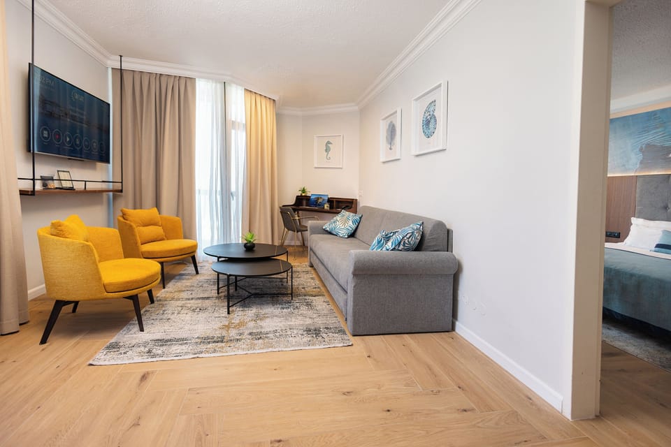 Suite, Lake View | Minibar, in-room safe, desk, soundproofing