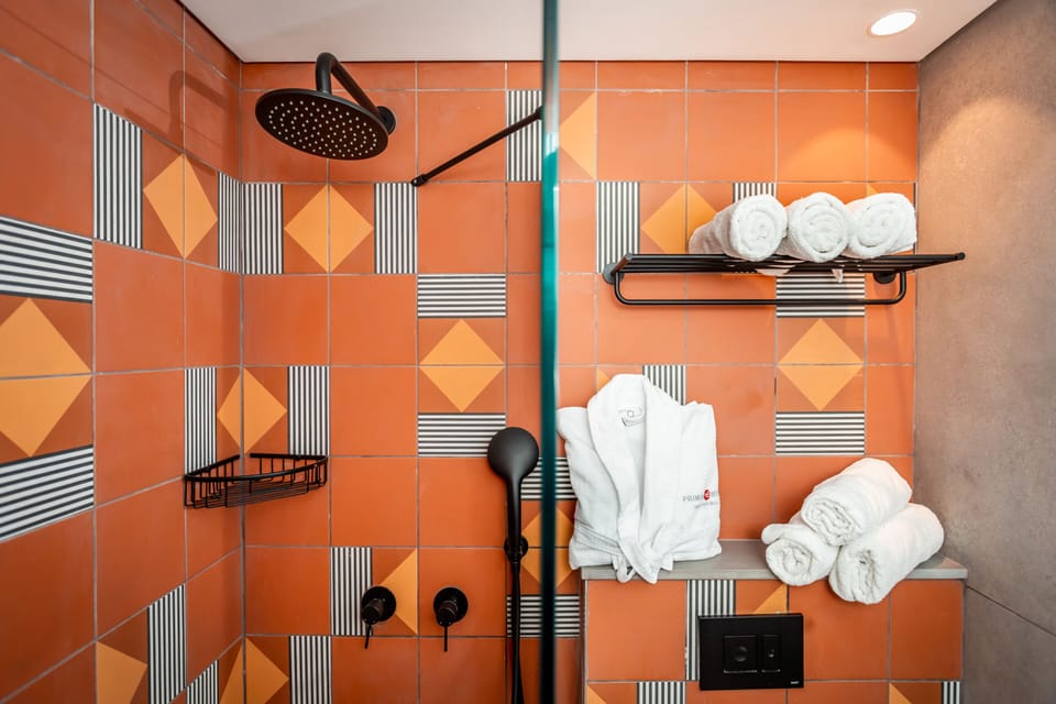 Deluxe Room | Bathroom | Combined shower/tub, free toiletries, bathrobes, slippers