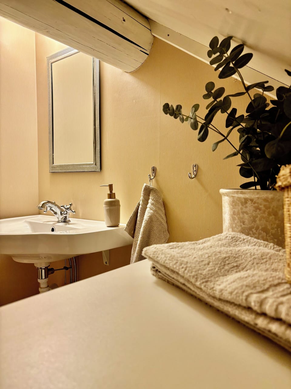 Comfort Cabin (Kronogården) | Bathroom | Shower, towels