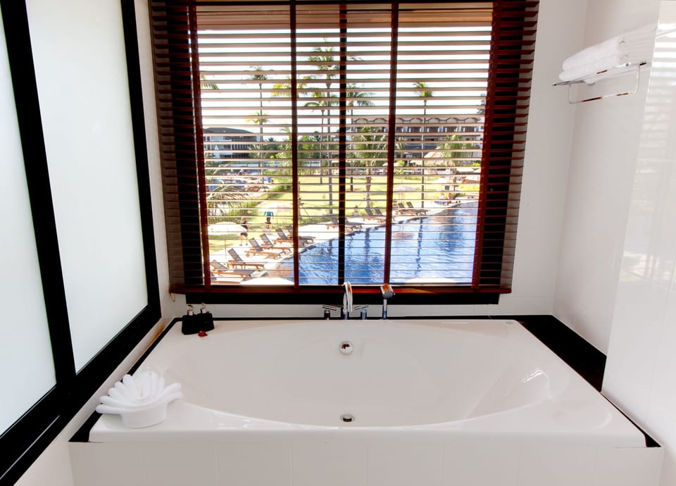 Junior Suite | Bathroom | Free toiletries, hair dryer, bathrobes, slippers