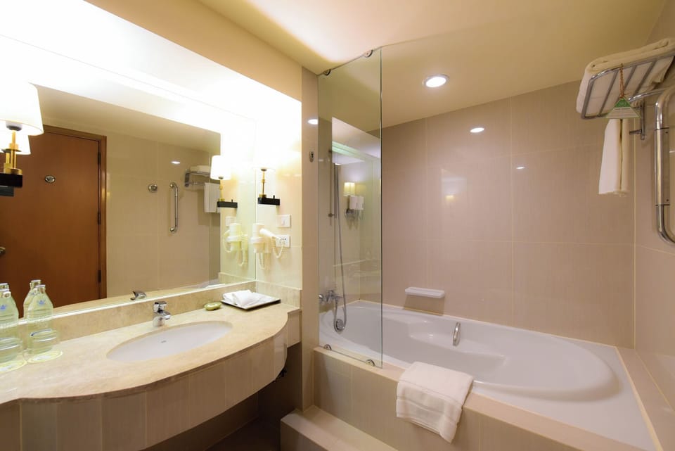 Suite | Bathroom | Combined shower/tub, free toiletries, hair dryer, bathrobes
