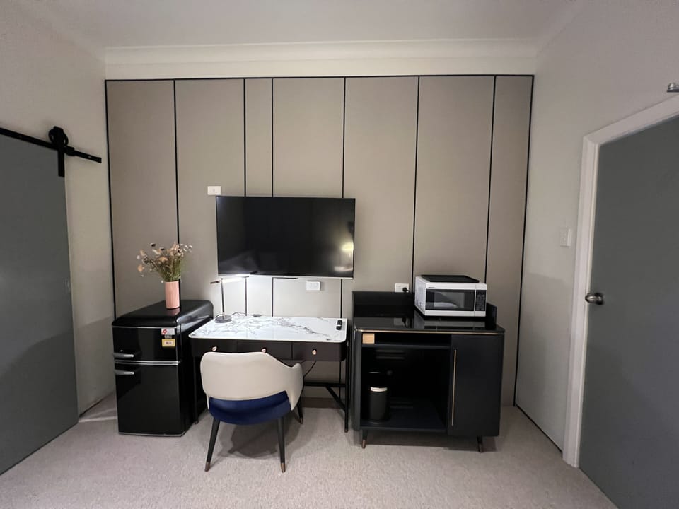 Deluxe Suite | Living room | 32-inch flat-screen TV with cable channels, TV