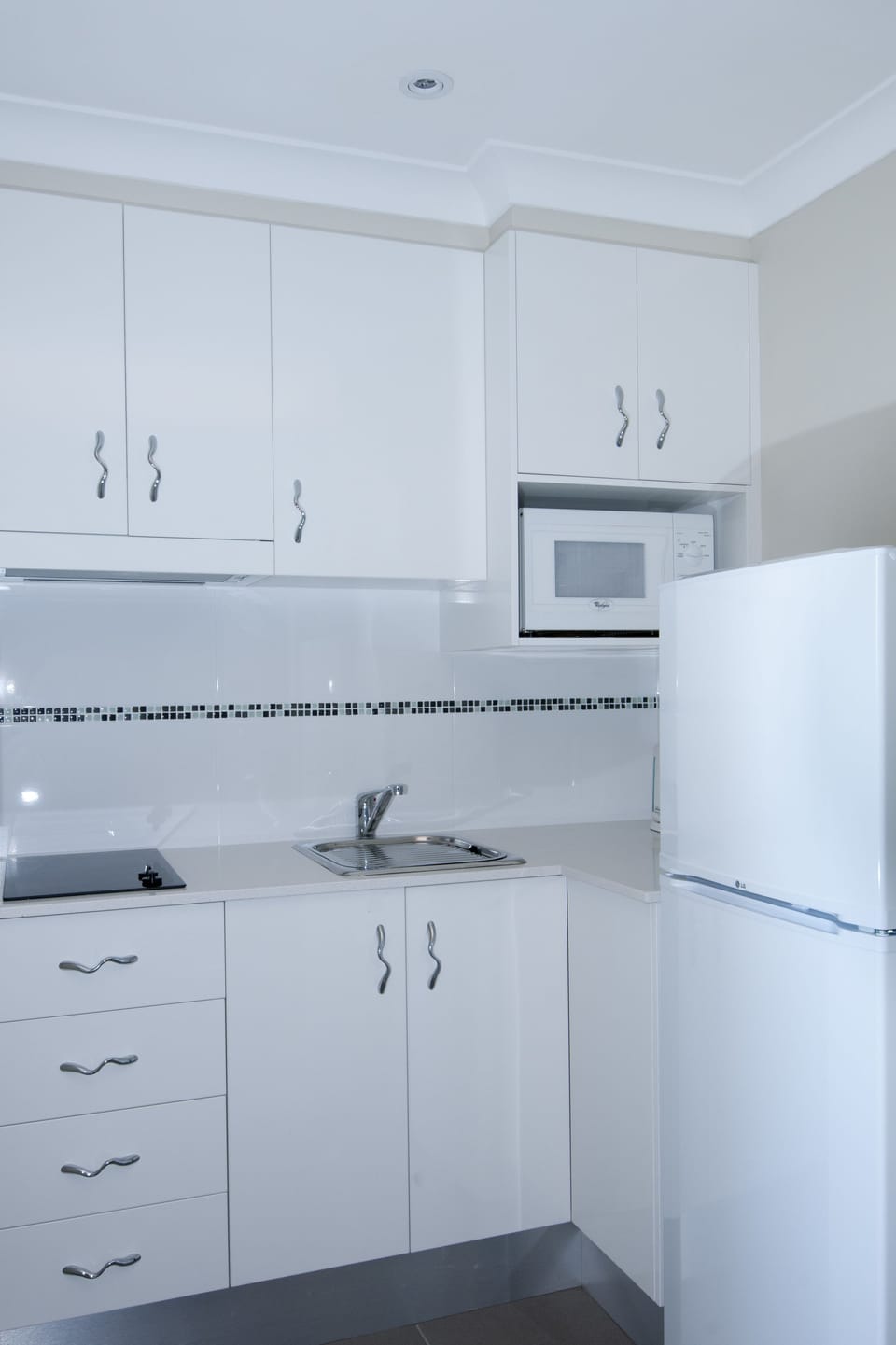 Executive Room, 1 Queen Bed, Kitchenette | Private kitchen | Coffee/tea maker, fridge, electric kettle